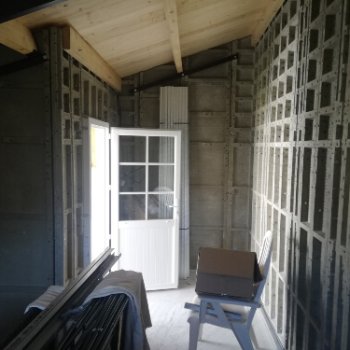 Annexe de jardin en béton enduit 1 pente avec auvent